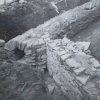 Ein Teilabschnitt der gemauerten Kanalröhre mit Auslauf und seitlichen Stützwänden wurde ergraben und restauriert. Der Geländeeinschnitt wurde nach der Grabungskampagne wieder eingeebnet.