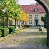 Torbogen mit Blick auf den nördlichen Abteiflügel (Klostercafe)