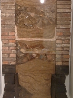 Nachbildung eines zugeschütteten Brunnenschachts (Querschnitt) mit Fundstücken